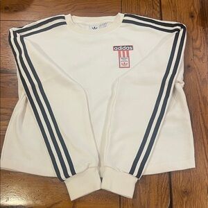 Adidas Cream Sweatshirt w/Logo Patch & Black Stripes. Looks Brand New! size S